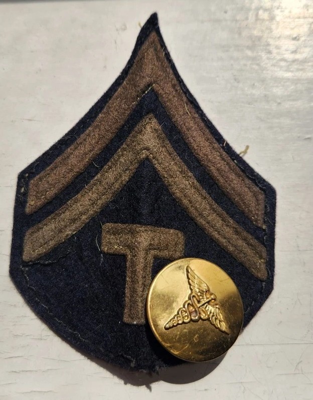 WW2 MEDICAL COLLAR DISK AND CHEVRON