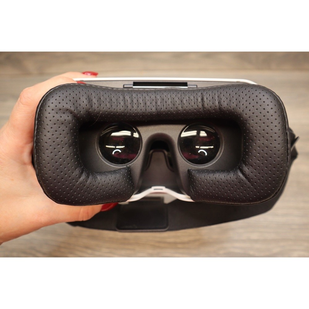 Sharper Image 2017 VR Virtual Reality Glasses White Head Set Visor System