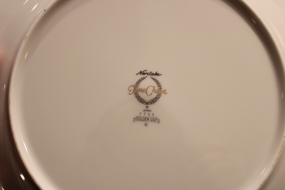 Noritake Golden Lily 9 dinner plates
