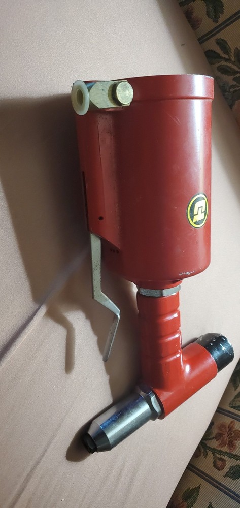 UNIVERSAL TOOL UT-8920 PNEUMATIC RIVETER GUN