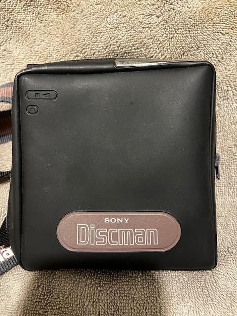2 Different Sony DISCMAN - D10 bp100 & Sony D25 Discman