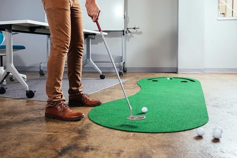 Kidney-Shaped Putting Green - 3' x 9'