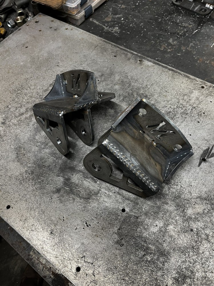 Offset Traction Bar Frame Mounts (3/4” Bolt Hole)
