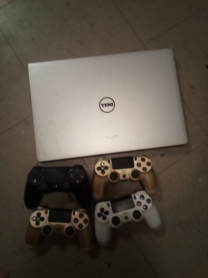 Laptop Dell Inspired And PS4 Controllers