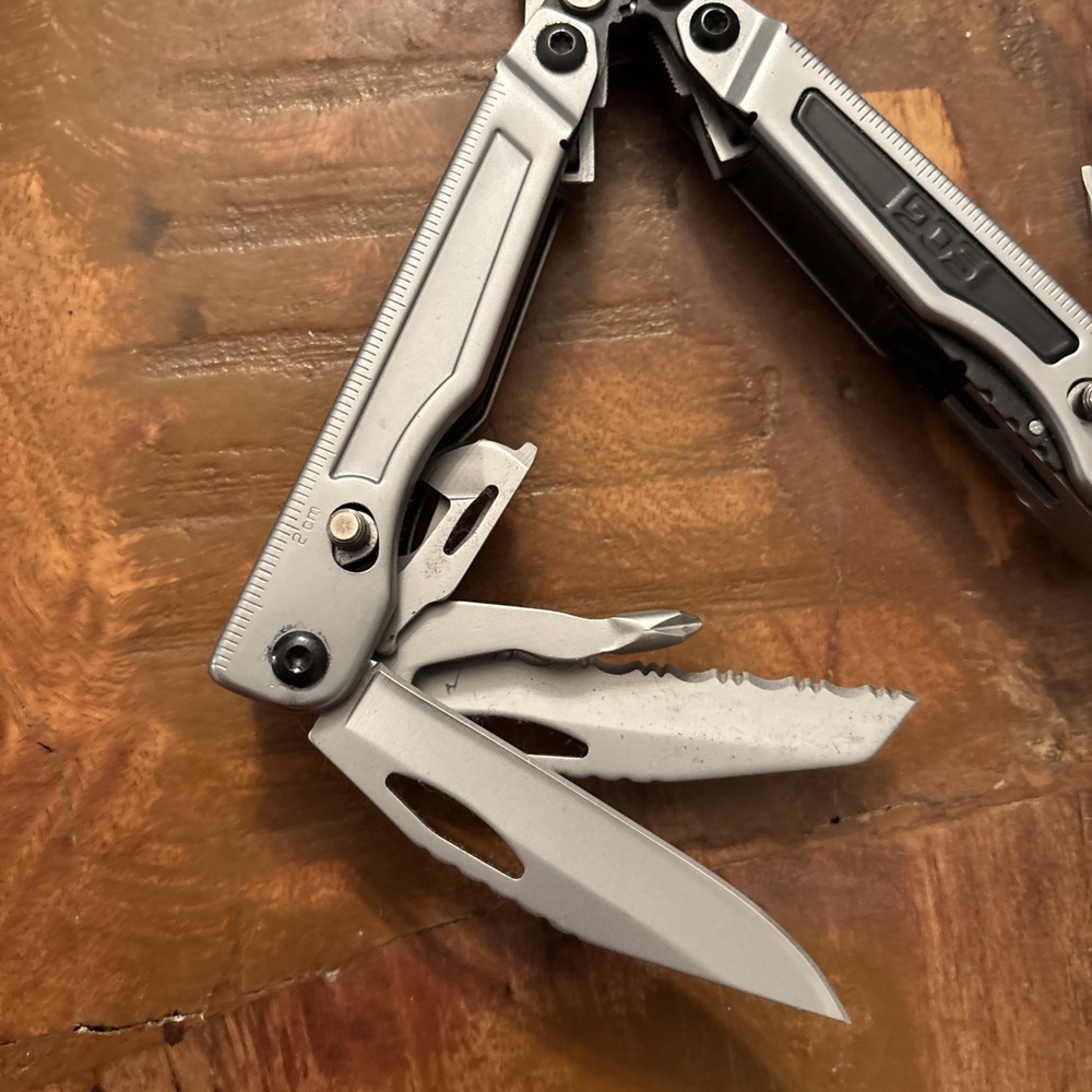 Retired SOG PowerPlay Knife Pliers Multi Tool