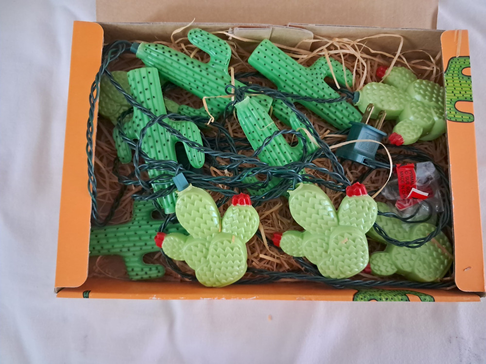 Vintage Primal Lite Prickly Pair String Light Set - 14' String, 10 Lights 1993
