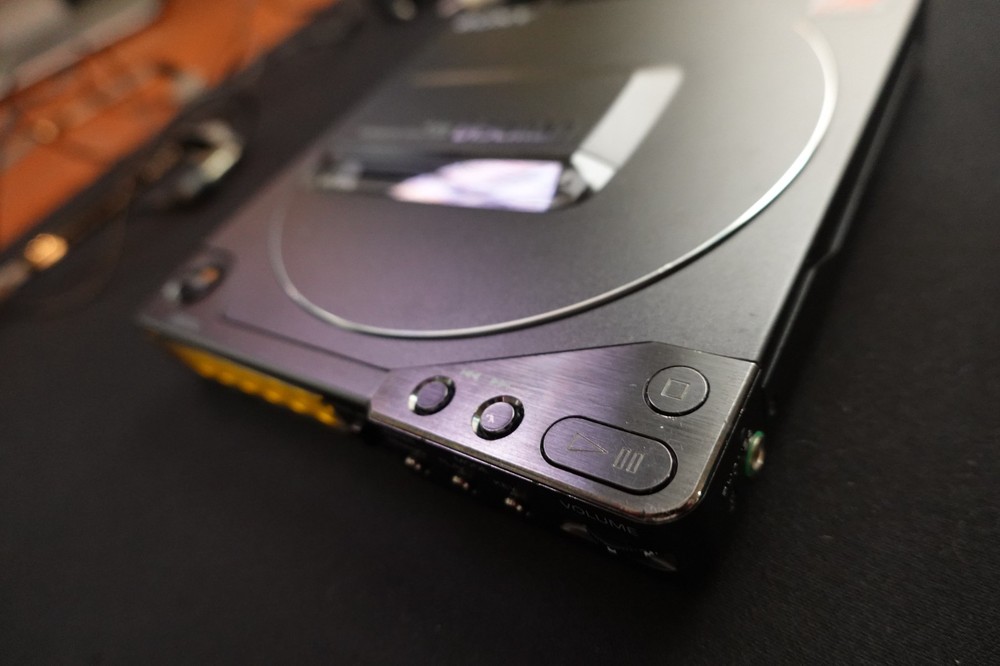Sony D-25 Discman Personal CD Player Working W/ original accessories