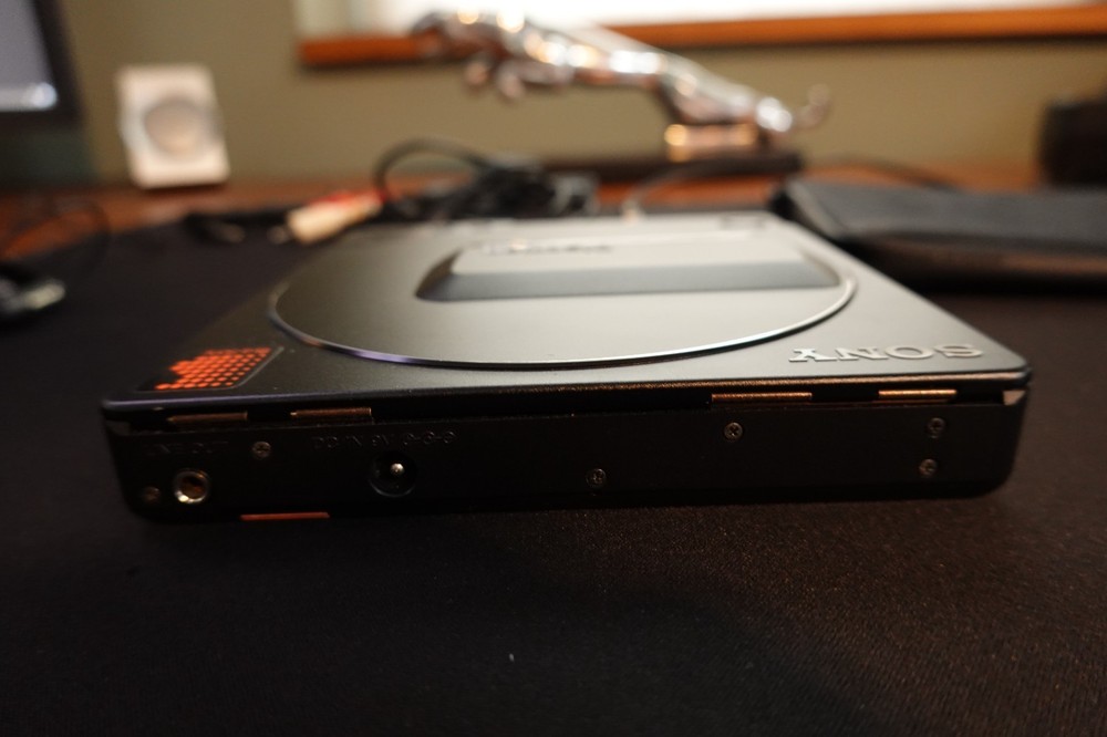 Sony D-25 Discman Personal CD Player Working W/ original accessories