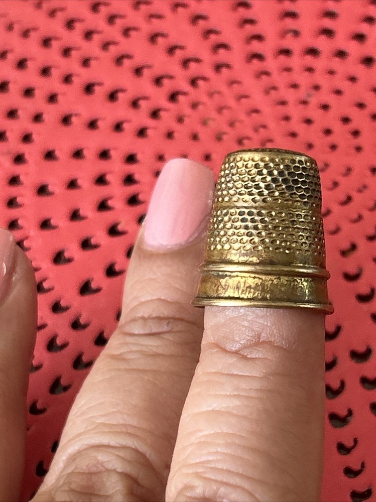 gold tone Thimble vintage
