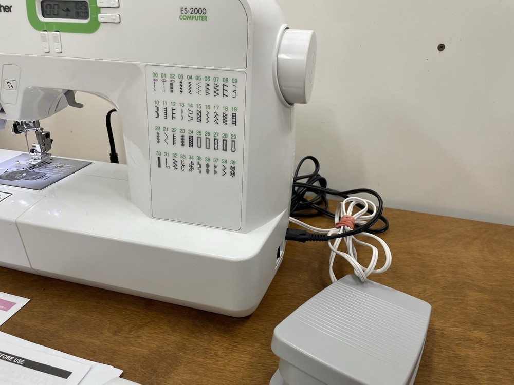 Brother ES-2000 Computerized Sewing Machine w/ Pedal & Accessories 1382
