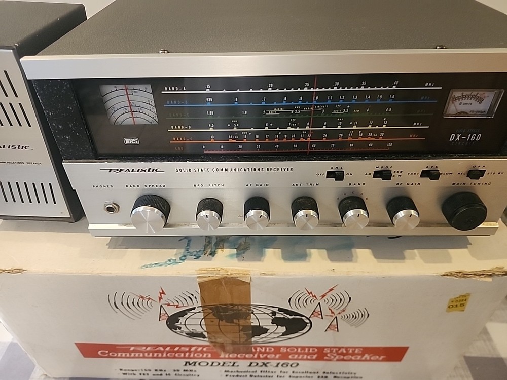 Realistic 5 Band Solid State Communications DX-160 Receiver with SP-150 Speaker