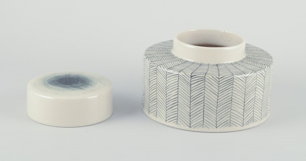 Mimou, large stoneware jar with lid. Decorated with geometric pattern.