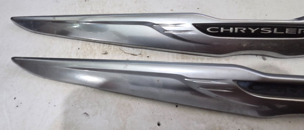 (1) CHRYSLER 200 REAR EMBLEM 18" JS41 {X298}