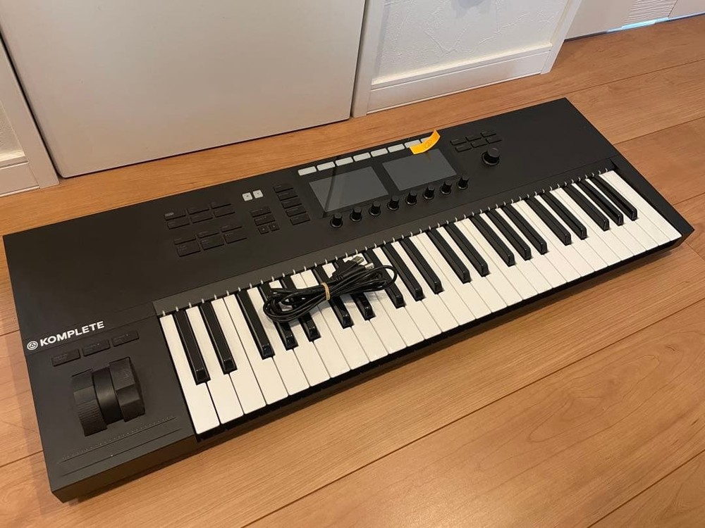 Native Instruments S-Series Komplete Kontrol S49 MK3 Keyboard Controller