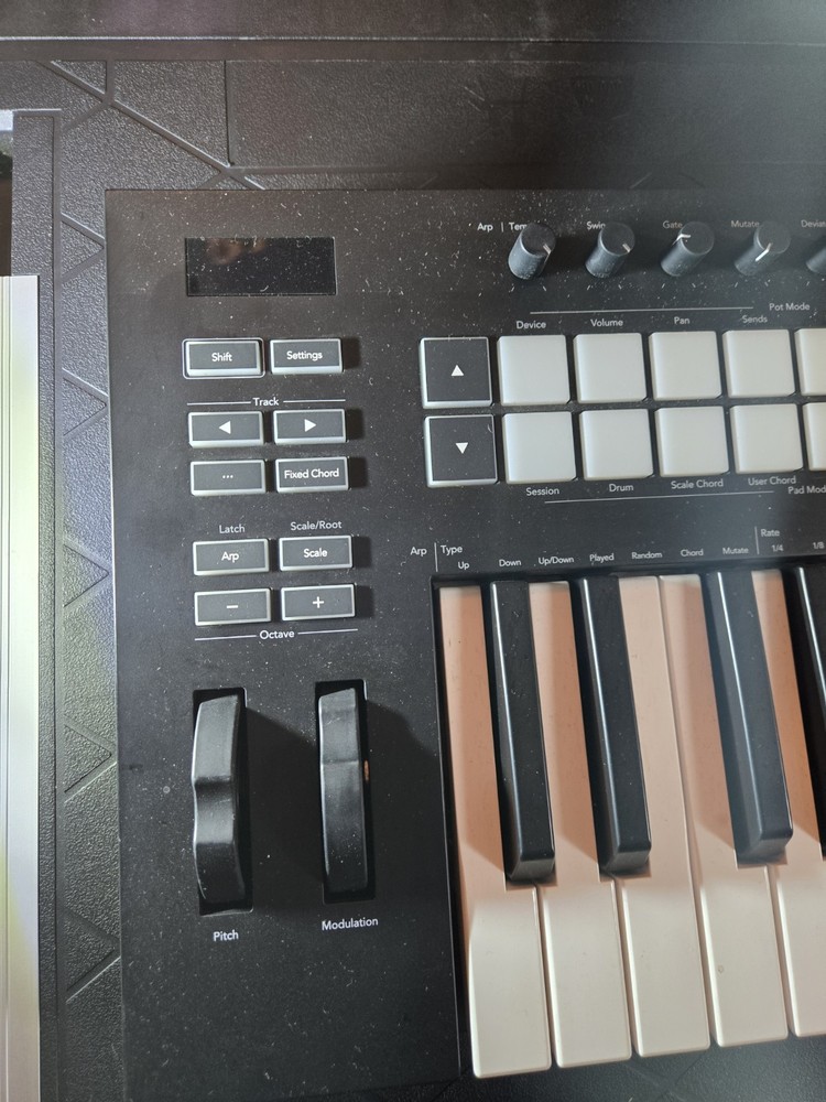 Novation Launchkey 25 MK3 Midi Keyboard Controller USB Powered