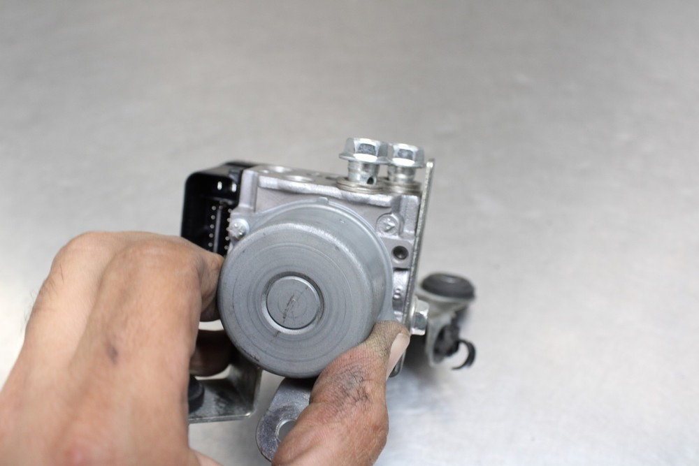 24-26 SUZUKI GSX-8R ABS PUMP UNIT MODULE