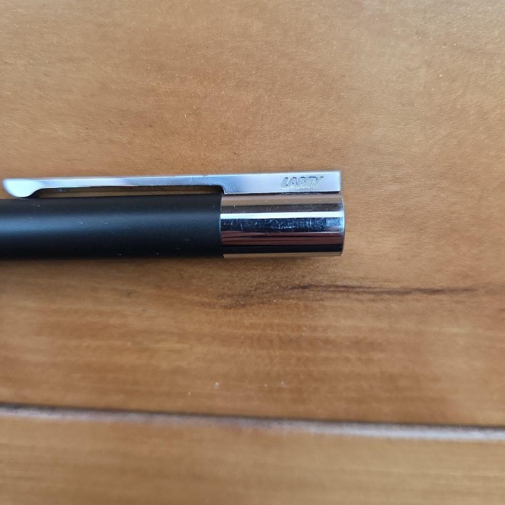 Black mechanical pencil body #e8565f