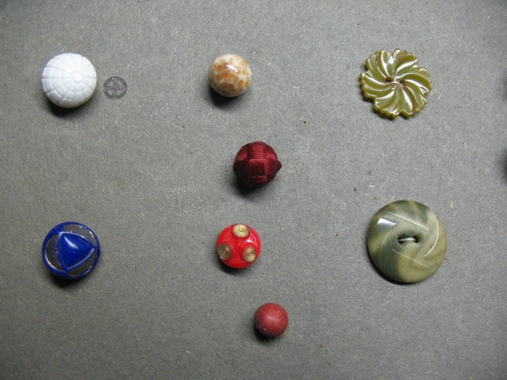 ANTIQUE BUTTONS (41) COUNT MIXED MATERIALS
