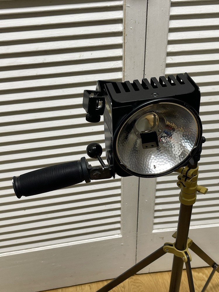 Lowel Omni Light And Stand Needs Bulb