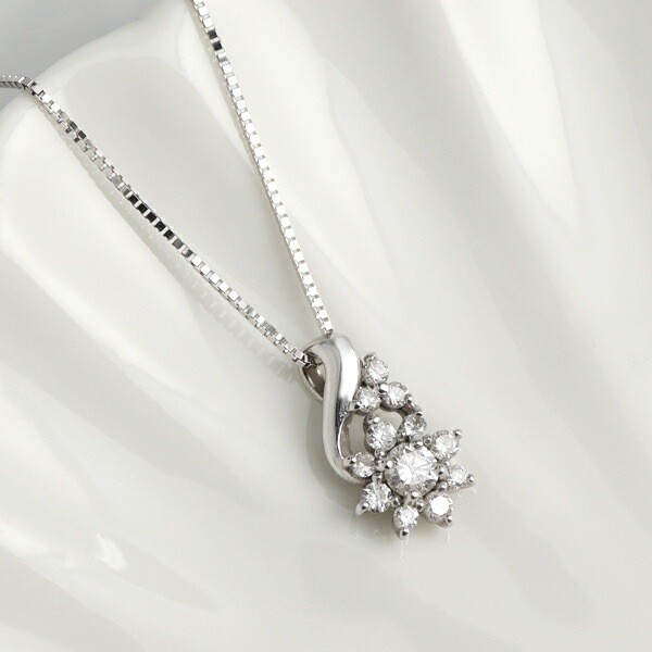 18K White Gold Diamond Flower Necklace