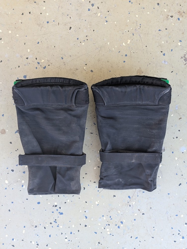 POC Joint VPD 2.0 Knee Pads Uranium Black Size Medium - Gently Used