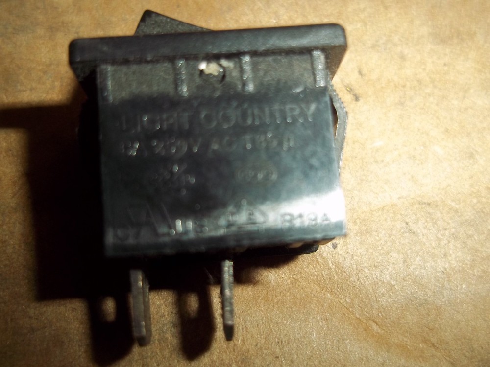 LIGHTCOUNTRY ROCKER  SWITCH  MODEL   R10A   6 AMP   2 PRONE