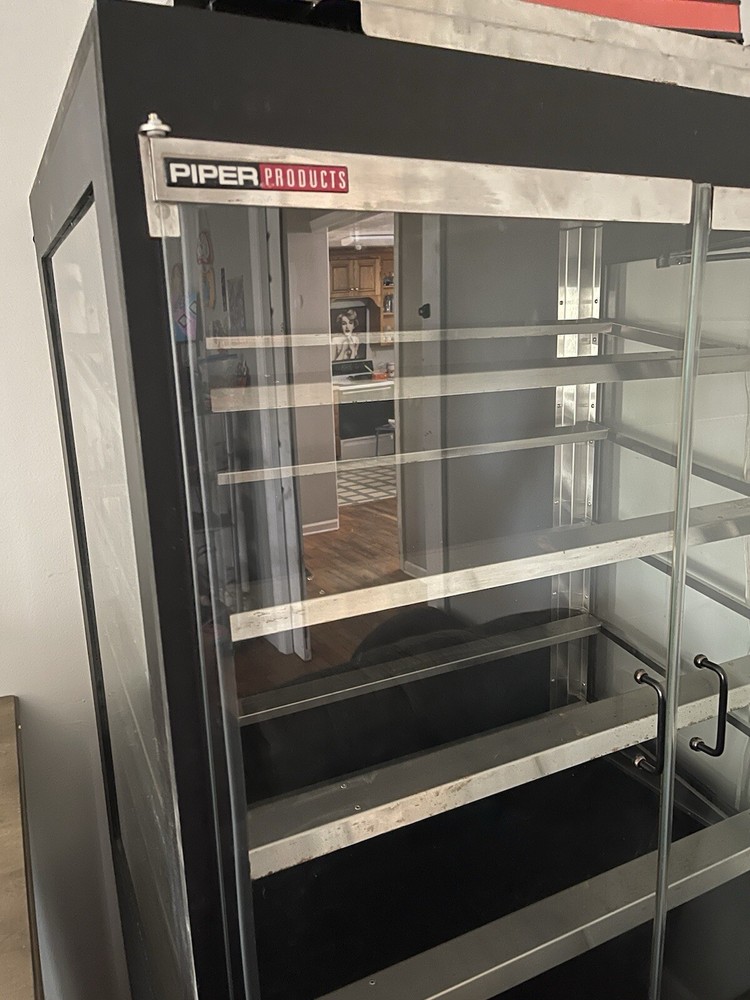 Piper Products Donut/Pastry display. No Issues! Very Heavy.