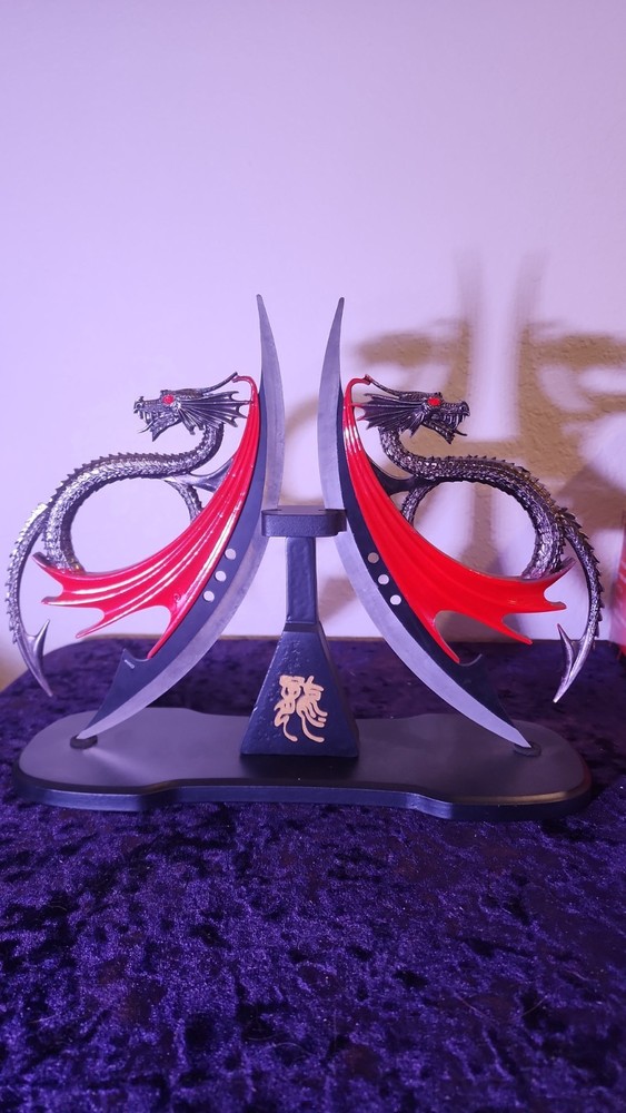 DUAL DRAGON KNIFE DISPLAY