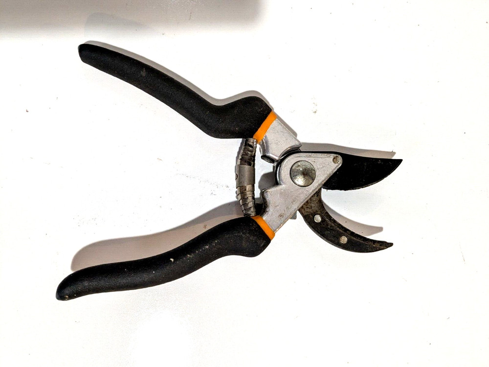 Fiskars Pruning Shears Cutter Gardening EA1213 Tool Cutting Shaper