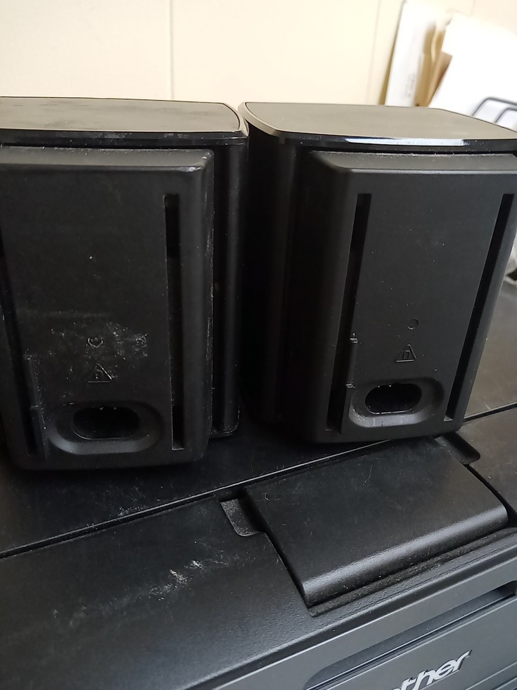 Bose Virtually Invisible 300 (2) Cube Surround Speakers Only Working