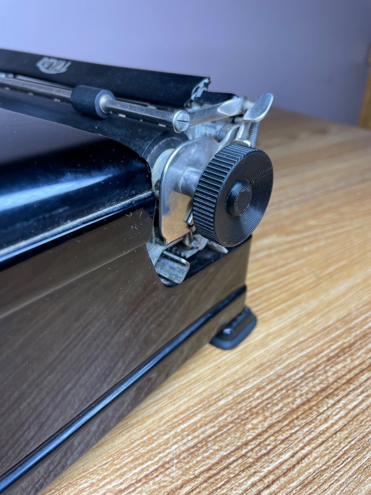 Right Replacement Knob for Royal O Model Portable Typewriters