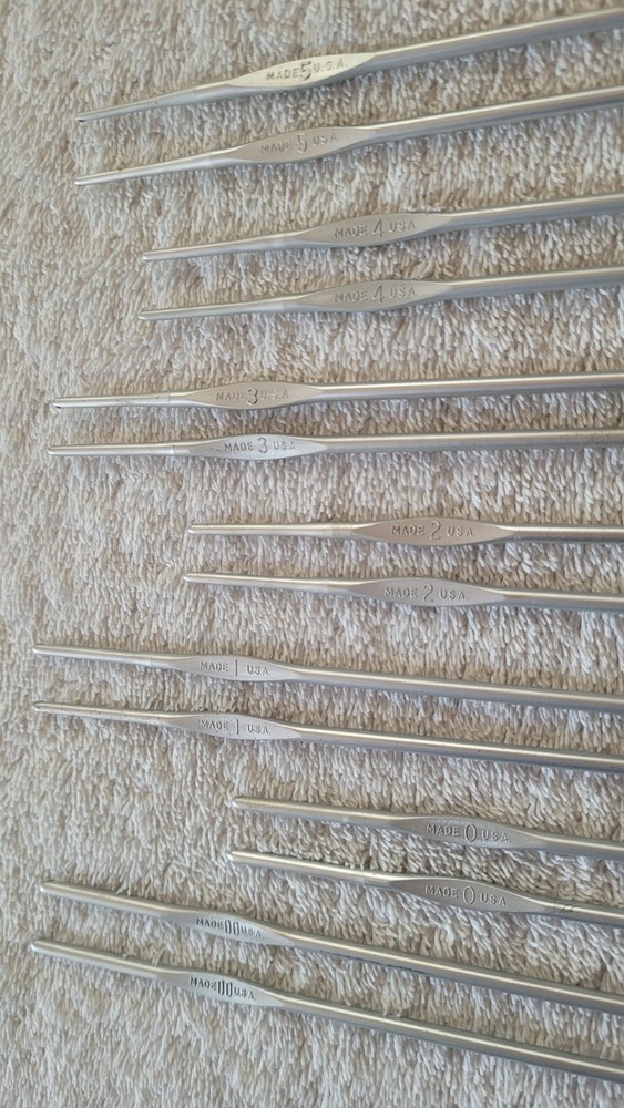Preowned Set of 14 Silver Inline Thread Crochet Hooks Sizes 00-5 (Two Sets)
