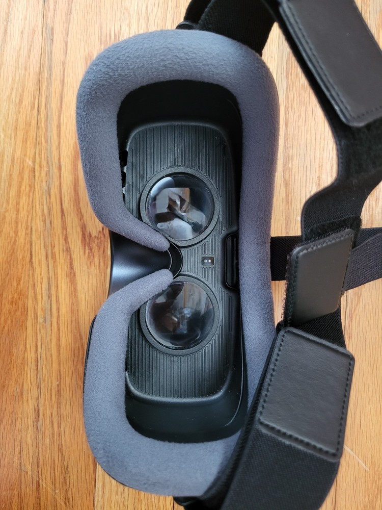 Samsung Gear VR Headset SM-R324 USB-C with Controller - Used Good Condition