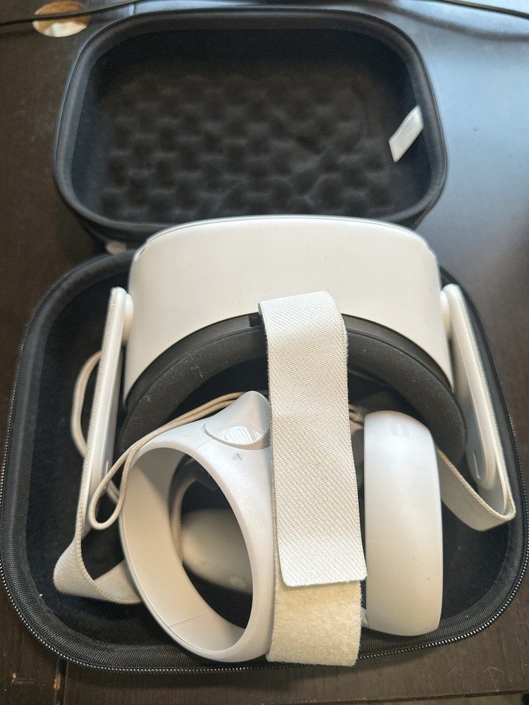Oculus Quest 2 128GB VR Headset - Everything in Box and Case
