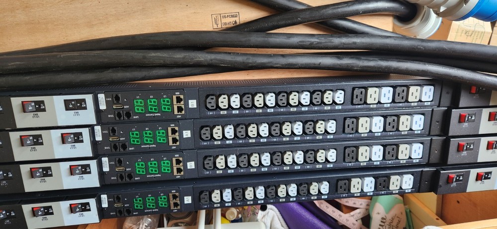 Server Technology PRO2 HDOT Monitored Rack-Mount PDU - 36 Outlet