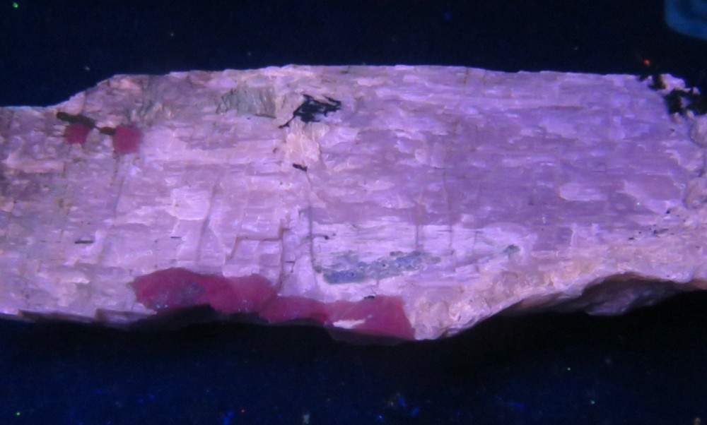 Fluorescent : AGRELLITE - Kipawa River Complex , Temiscamingue , Quebec