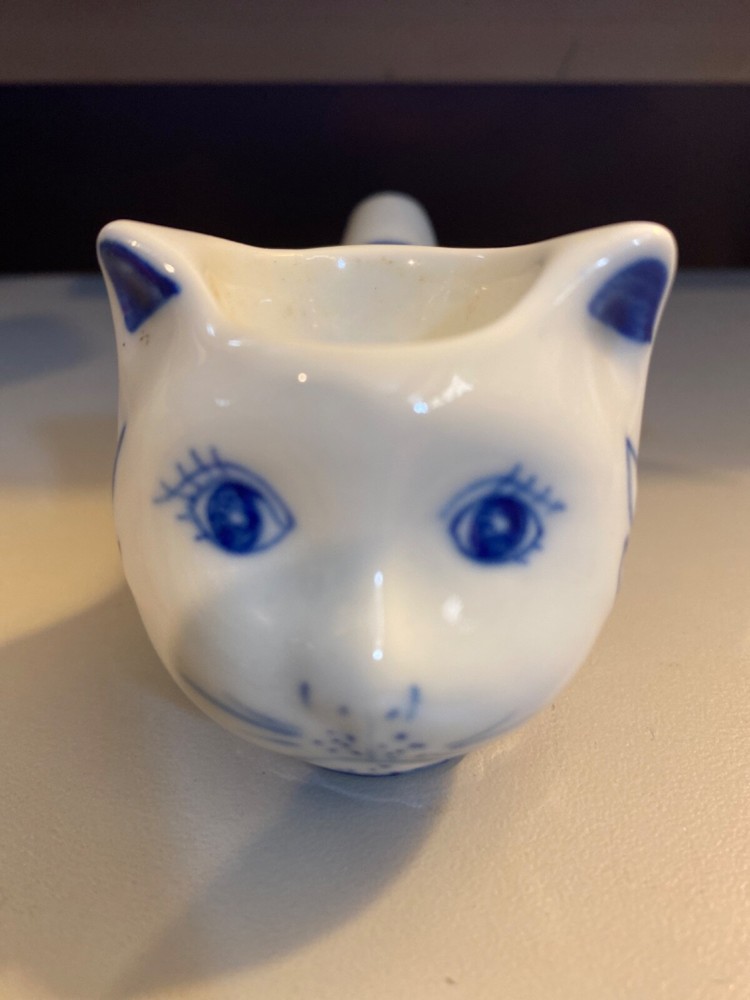 VINTAGE WHITE & BLUE CERAMIC CAT PIPE 4”