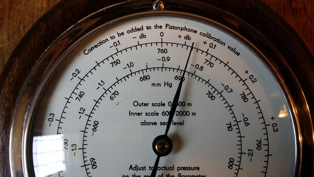 VINTAGE PISTONPHONE ANEROID BAROMETER