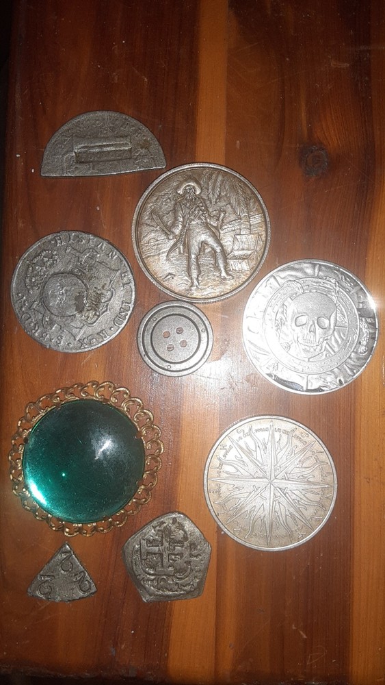 Treasure Chest includes Pieces of 9 (8)