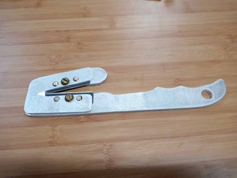 Ear Tag Removal Tool with Left Hand Sheath