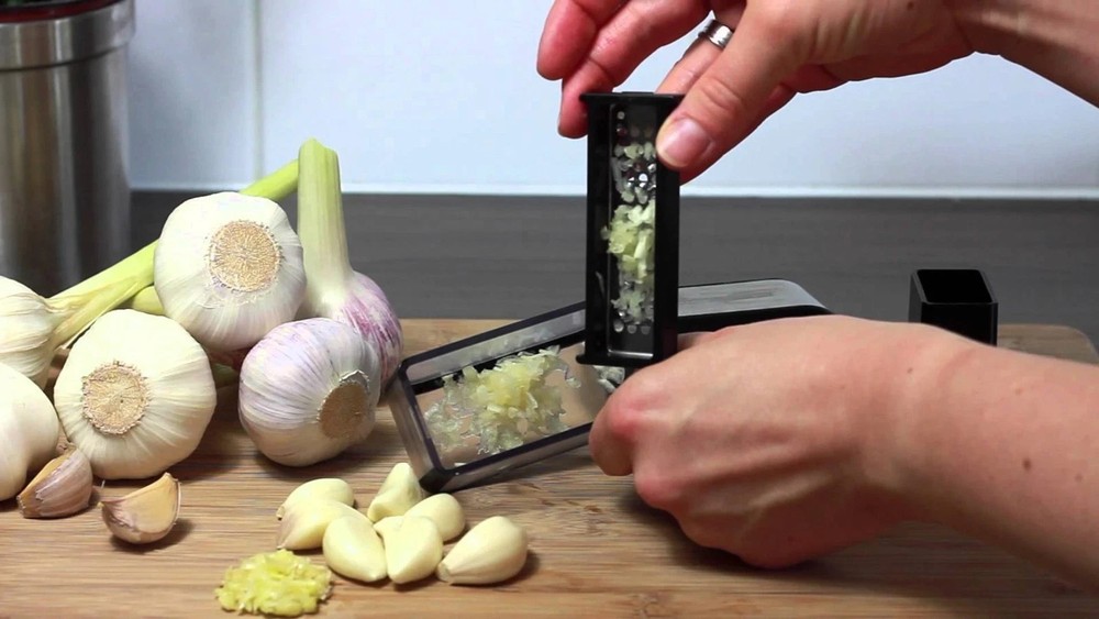 Microplane Garlic Cutter - Effortless & Precise Garlic Grating Tool - Black