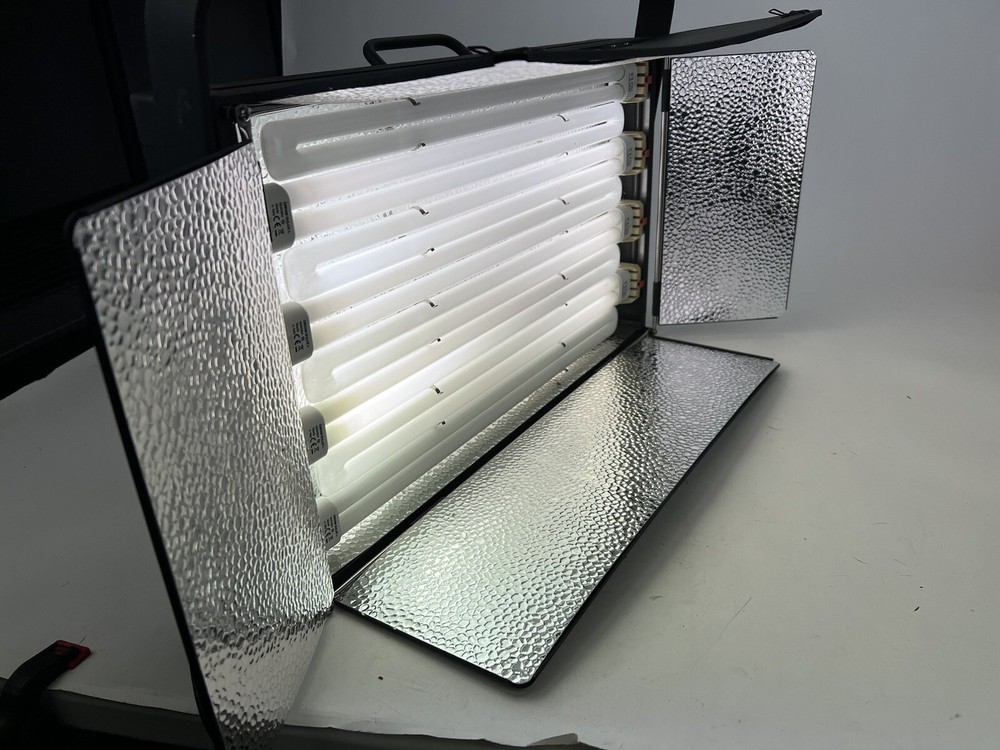 Dayflo-Pro DFM-2000 Fluorescent Studio Photography Light Continuous Barn - READ