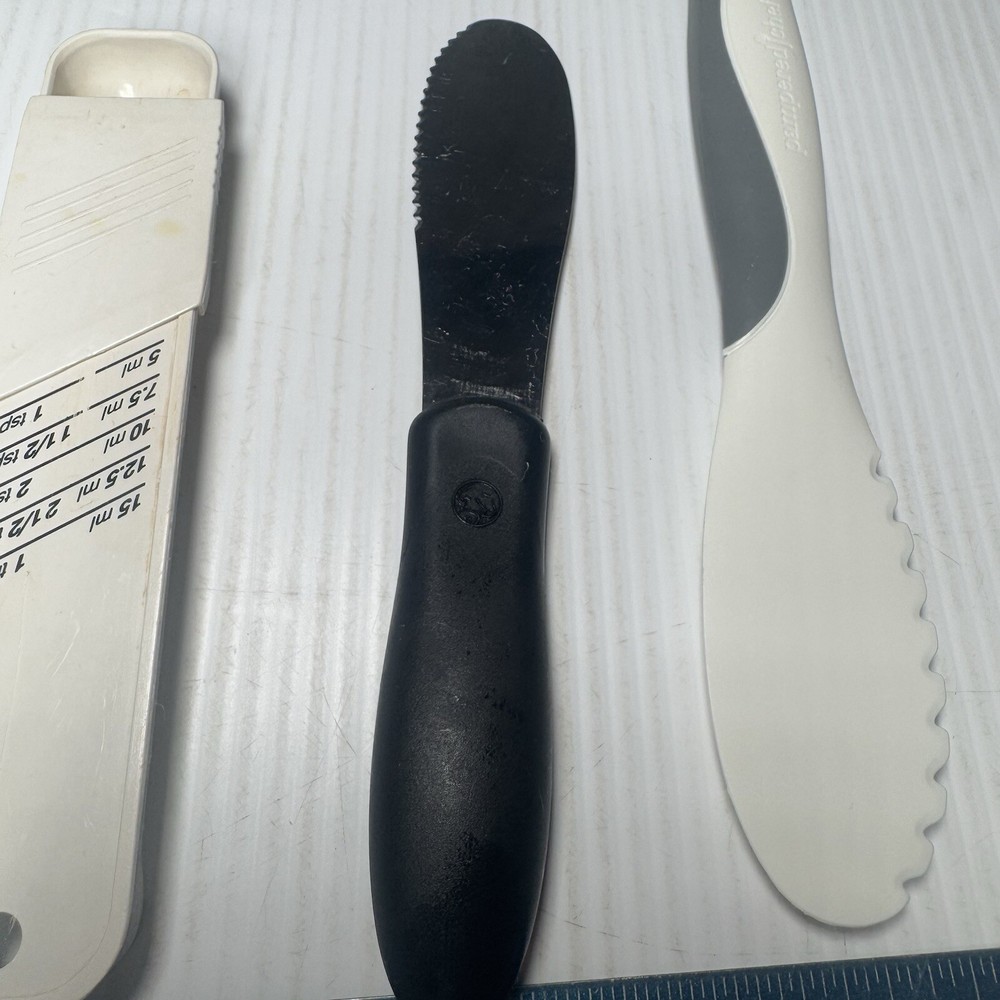 Kitchenart Measuring Spoon + 2 Pampered Chef Spatulas (Spreaders)