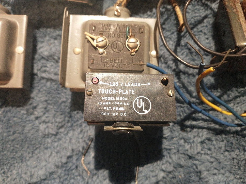 Touch-Plate Low Voltage Lighting System Lot w/ Transverter, Relay, Transformers