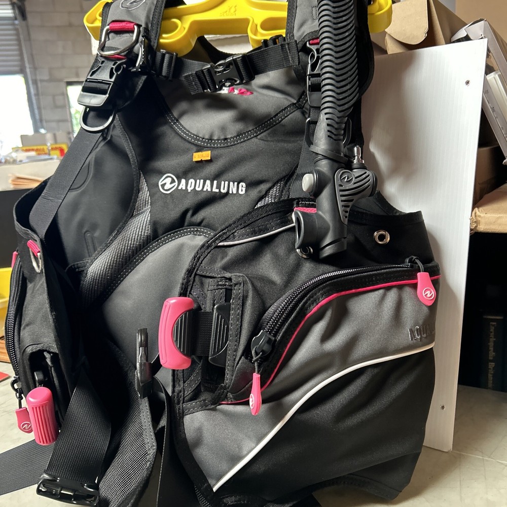 AquaLung Pro HD Womens BCD Black/Pink, Medium