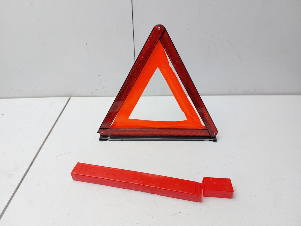 VOLVO V40 EMERGENCY HAZARD WARNING TRIANGLE 2014 5658258