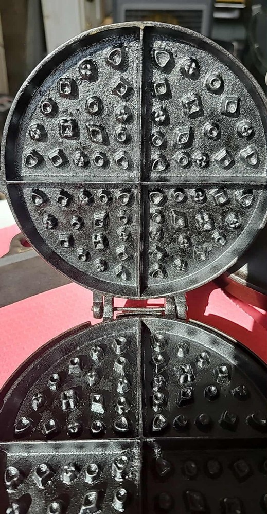 vintage cast iron waffle maker, Size 7-8, No Name