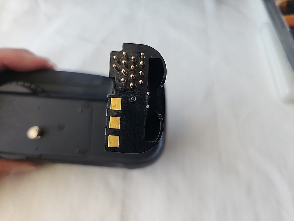 Meike Multi-Power Battery Pack MK-D90 - Not Tested