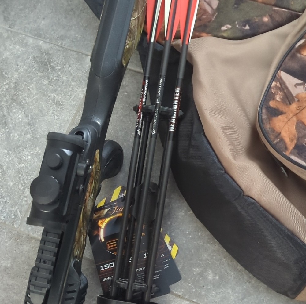READY TO HUNT Barnett Jackal Compound Crossbow Package w/ Case