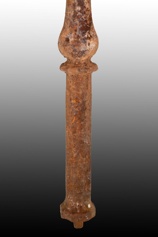 Four columns. Iron. 17th century